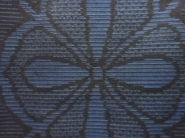 アンティーク　華紋唐草模様織り出し本場泥大島紬着物